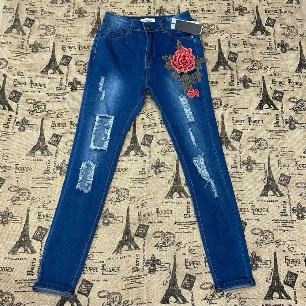 Between Us NWT! Denim High Rise Distressed Floral Embroidered Skinny Jean - Picture 3 of 13